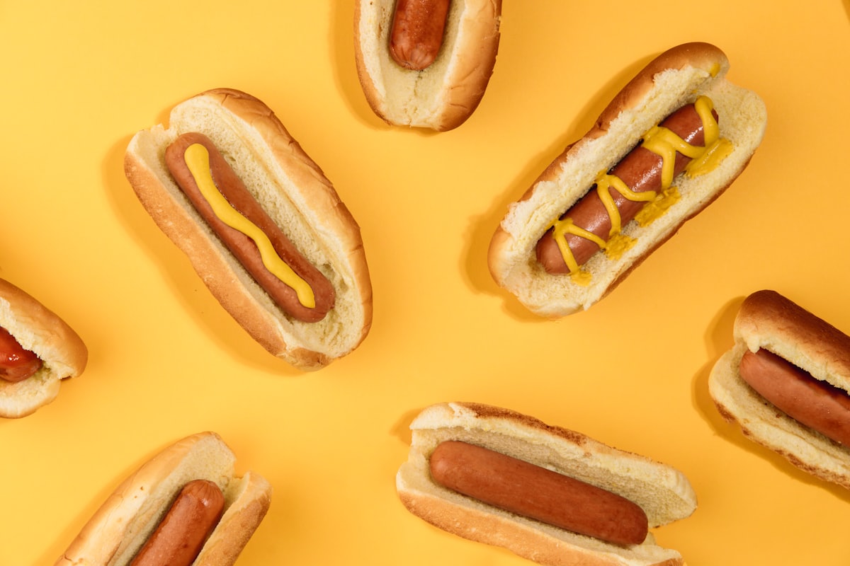 Hot Dog mit Nacho-Chips, Cheddar und Jalapeños